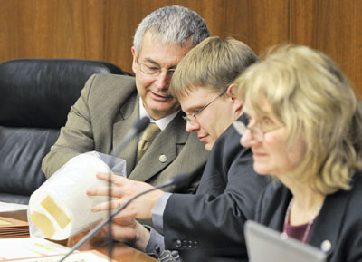 During a Feb. 2 joint presentation by the Departments of Agriculture and Health on food safety and food-borne outbreaks, members of the House Agriculture, Rural Economies and Veterans Affairs Committee examine the Smoking Tub, the actual tub that contained salmonella-laced peanut butter. (Photo by Andrew VonBank)