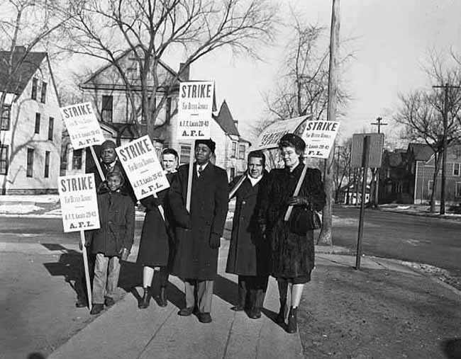 “Strike for Better Schools” read placards carried by striking teachers and community supporters near Markfield Elementary School, November 1946. (Courtesy: Minnesota Historical Society)