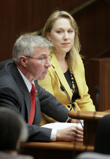 Judy Seeberger, who manages the Yellow Ribbon Network of Washington County, listens to Rep. Bob Dettmer describe his bill that would provide civil immunity to program participants. (Photo by Paul Battaglia)