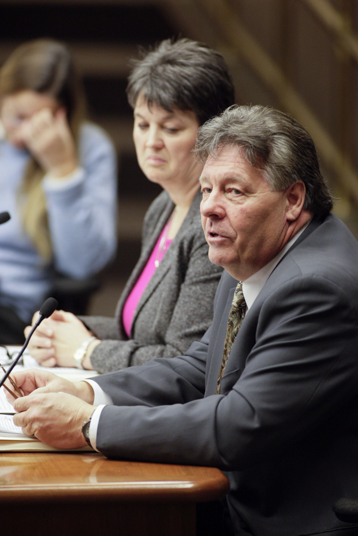 Jerry Schoenfeld, a lobbyist for the Minnesota Biodiesel Council, testifies Feb. 22 on a bill that would extend biodiesel minimum content requirement exceptions until May 1, 2020. (Photo by Paul Battaglia)
